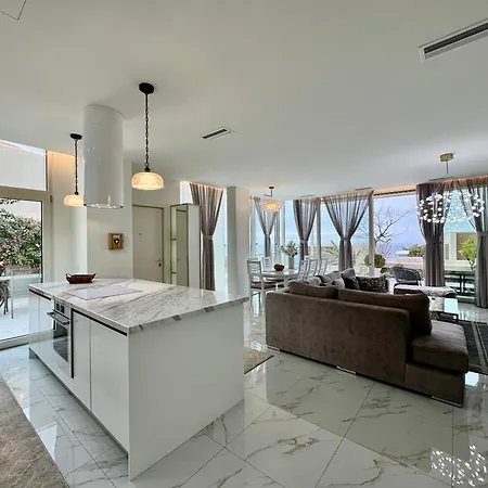 Crystal Pool Villa, Coast, Palasë