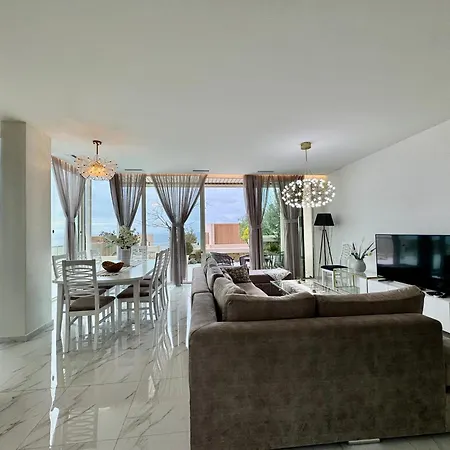 Crystal Pool Villa, Coast, Palasë